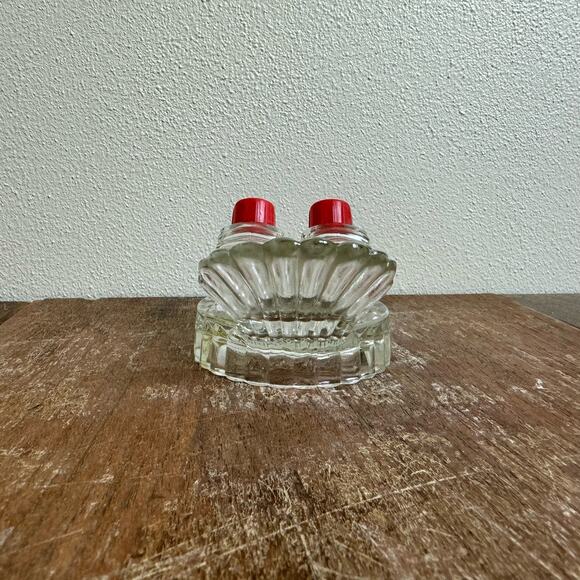 Vintage Clear Glass SeaShell Turkey Feather Salt and pepper Set red caps - Picture 4 of 9